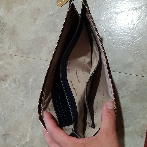 Michael kors wristlet. - Picture 3 of 8